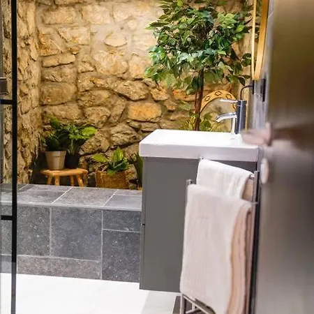 Avec Sdb Incroyable En Plein Centre-ville דינאן