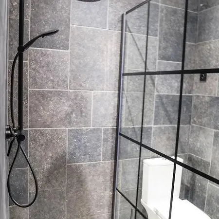 Avec Sdb Incroyable En Plein Centre-ville דירה *