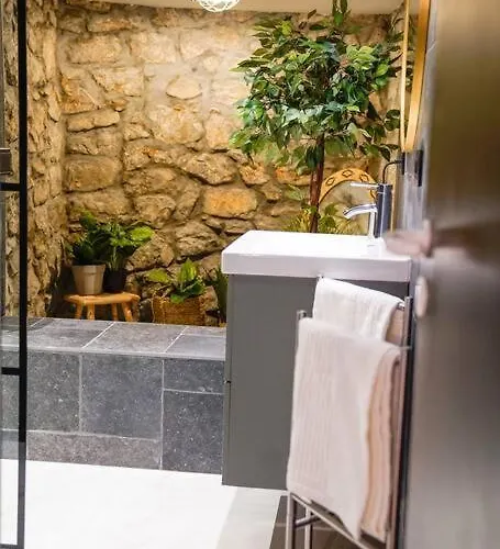 Avec Sdb Incroyable En Plein Centre-ville דינאן