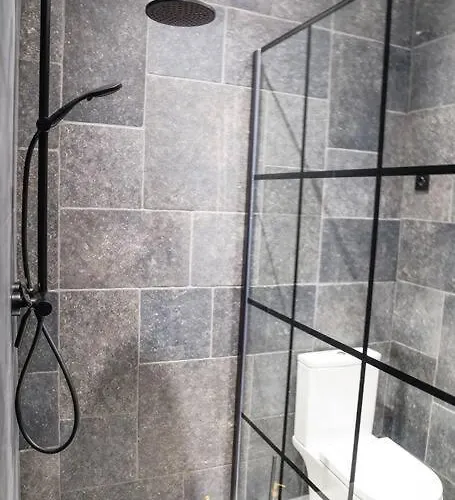 Avec Sdb Incroyable En Plein Centre-ville דירה *